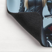 Schöne Frau neben dem Wasserfall des Motorrads Mousepad (Ecke)