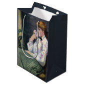 Schöne Frau riecht nach Blumenduft, Blume Mittlere Geschenktüte (Vorderseite Schrägansicht)