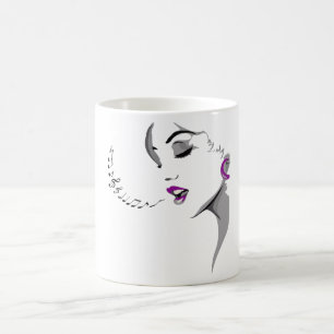 Schöne Frau singt Kaffeetasse