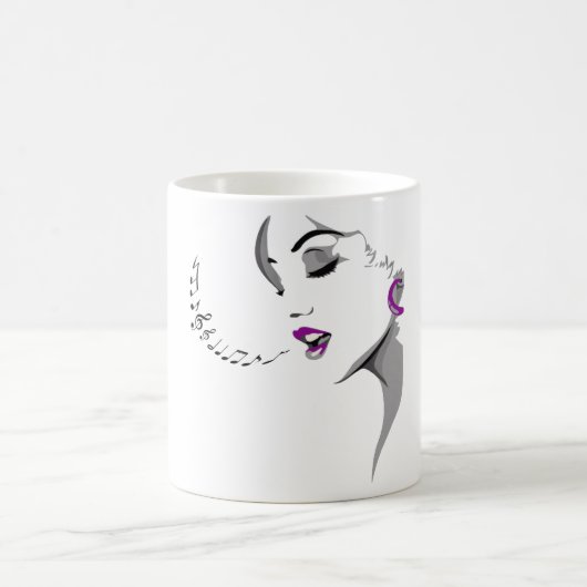 Schöne Frau singt Kaffeetasse (Mittel)