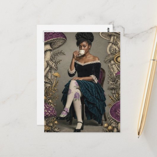 Schöne Frau trinkt Tee violette Pilze Postkarte (Vorderseite/Rückseite Beispiel)