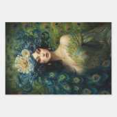 Schöne Frau umgeben von Pfauenfedern Geschenkpapier Set (Vorderseite)