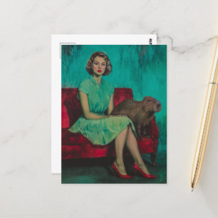 Schöne Frau und Capybara auf dem Sofa Postkarte