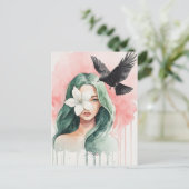 Schöne Frau und schwarzer Vogel Postkarte (Stehend Vorderseite)