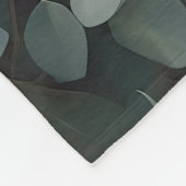 Schöne Frau unter Eukalyptus-Blätter Fleecedecke (Ecke)