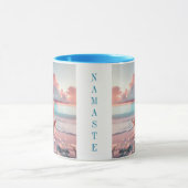 Schöne Frauen meditieren auf Beach Blank Tasse (Zentrum)