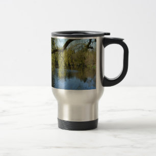 schöne Frühlingsweiden am Wasserteich. Reisebecher