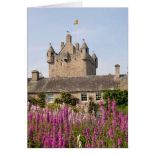 Schöne Gärten und berühmtes Schloss in Schottland