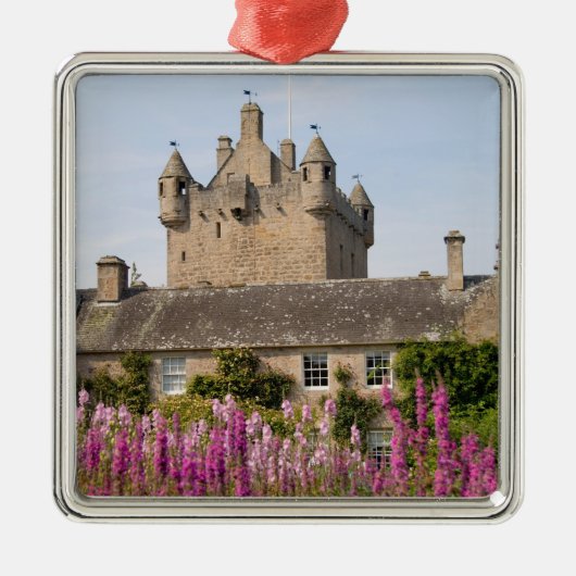 Schöne Gärten und berühmtes Schloss in Schottland Silbernes Ornament (Vorne)