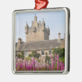 Schöne Gärten und berühmtes Schloss in Schottland Silbernes Ornament (Links)