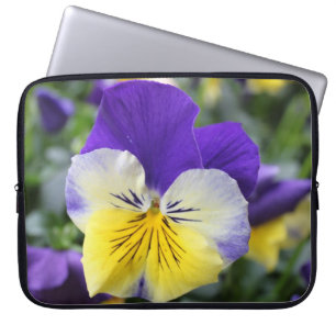 Schöne Gartenlandschaft Blume Blau Pansy Laptopschutzhülle