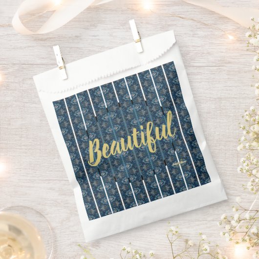 Schöne Gefälligkeitstaschen von Poet Adiela Akoo Geschenktütchen (Ausgeschnitten)