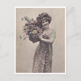 Schöne gekleidete Retro Young Woman Postkarte