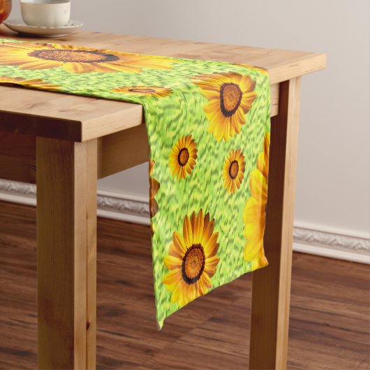 Schöne gelbe Blumen auf abstraktem Grün Kurzer Tischläufer (Beispiel)