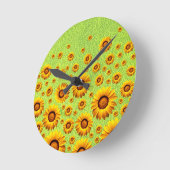 Schöne gelbe Blumen auf abstraktem Grün Runde Wanduhr (Winkel)