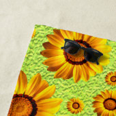 Schöne gelbe Blumen auf abstraktem Grün Strandtuch (Beispiel)