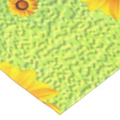 Schöne gelbe Blumen auf abstraktem Grün Tischdecke (Schrägansicht)