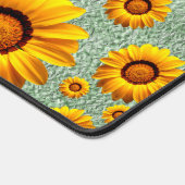 Schöne gelbe Blumen auf dunklem Kalkgrün Schreibtischunterlage (Ecke)