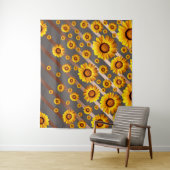 Schöne gelbe Blumen auf grauen, braunen Streifen Wandteppich (Beispiel)