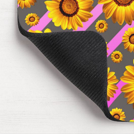 Schöne gelbe Blumen auf grauen, rosa Streifen Mousepad (Ecke)