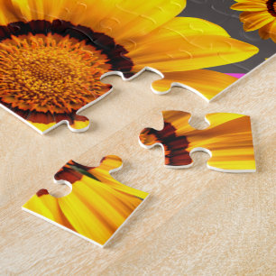 Schöne gelbe Blumen auf grauen, rosa Streifen Puzzle