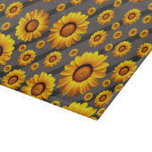 Schöne gelbe Blumen auf grauen, schwarzen Streifen Schneidebrett (Ecke)