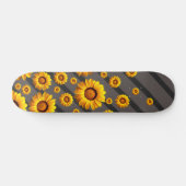 Schöne gelbe Blumen auf grauen, schwarzen Streifen Skateboard (Horizontal)