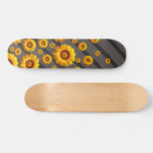 Schöne gelbe Blumen auf grauen, schwarzen Streifen Skateboard (Horizontal)