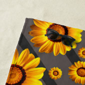 Schöne gelbe Blumen auf grauen, schwarzen Streifen Strandtuch (Beispiel)