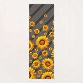 Schöne gelbe Blumen auf grauen, schwarzen Streifen Yogamatte (Rückseite)