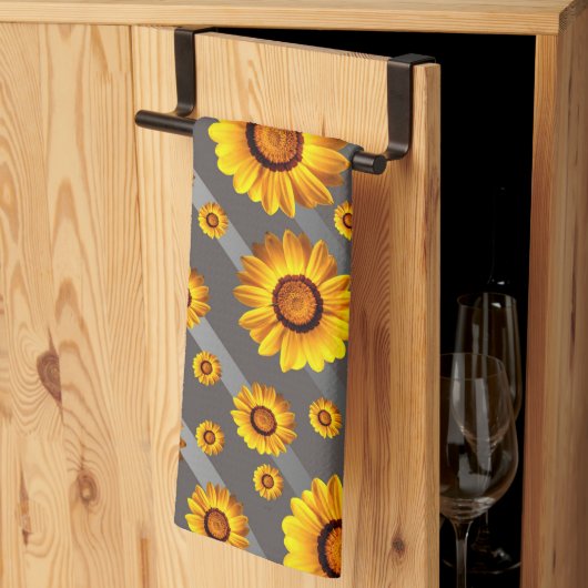 Schöne gelbe Blumen auf grauen, silbernen Streifen Geschirrtuch (Drittel gefaltet)