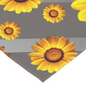 Schöne gelbe Blumen auf grauen, silbernen Streifen Kurzer Tischläufer (Ecke)