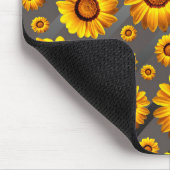 Schöne gelbe Blumen auf grauen, silbernen Streifen Mousepad (Ecke)