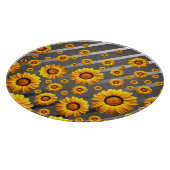 Schöne gelbe Blumen auf grauen, silbernen Streifen Schneidebrett (Ecke)