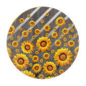 Schöne gelbe Blumen auf grauen, silbernen Streifen Schneidebrett (Vorderseite)