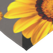 Schöne gelbe Blumen auf grauen, silbernen Streifen Tischdecke (Schrägansicht)