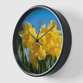 Schöne gelbe Kleidung im Frühling Uhr (Winkel)