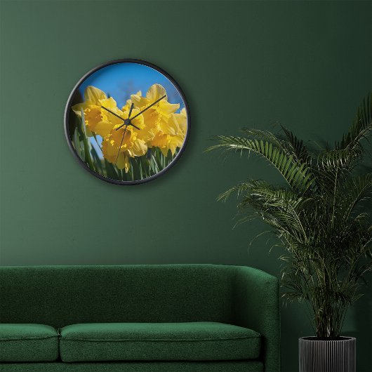 Schöne gelbe Kleidung im Frühling Uhr