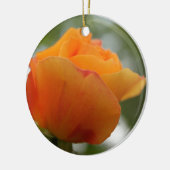 Schöne gelbe Rosenblütenfotografie. Keramikornament (Links)