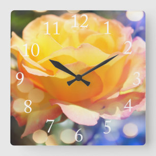 Schöne gelbe Rosenrose-Blume.  Floral Fine Art. Quadratische Wanduhr