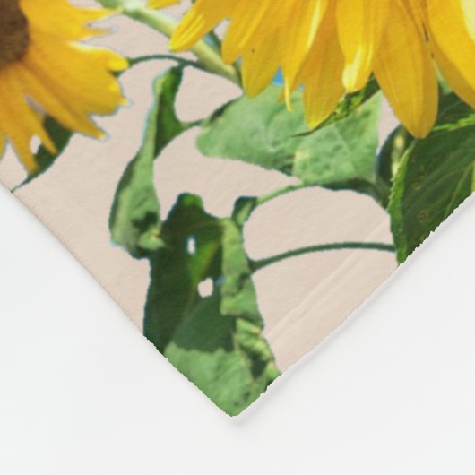 Schöne gelbe Sonnenblumen auf hellbeige Fleecedecke (Ecke)