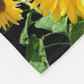 Schöne gelbe Sonnenblumen auf schwarz Fleecedecke (Ecke)