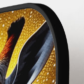 Schöne Giraffe mit einem Gold-Glitzer Pickleball Schläger (Linke Seite)