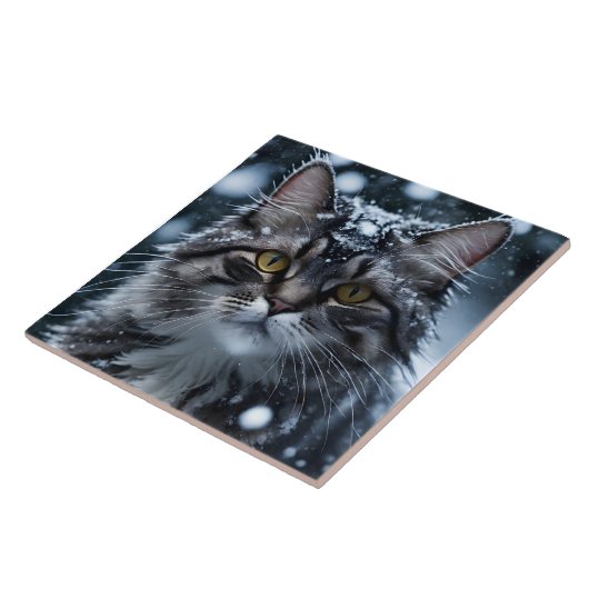 Schöne graue Tabby Katze im Schnee Fliese (Seite)