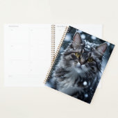 Schöne graue Tabby Katze im Schnee Planer (Anzeige)