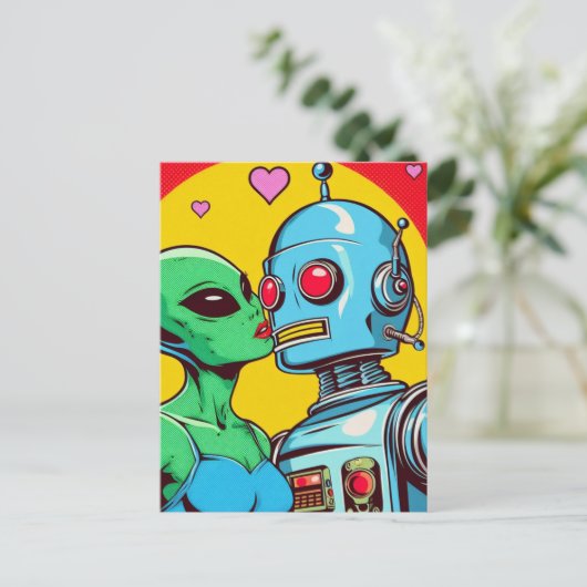 Schöne grüne Alien in Liebe mit einem Roboter Postkarte (Stehend Vorderseite)