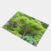 Schöne Grüne Gartenlandschaft mit Hostas Fußmatte (Schrägansicht)