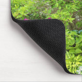 Schöne Grüne Gartenlandschaft mit Hostas Mousepad (Ecke)