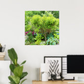 Schöne Grüne Gartenlandschaft mit Hostas Poster (Heimbüro)
