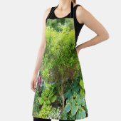 Schöne Grüne Gartenlandschaft mit Hostas Schürze (InSitu)